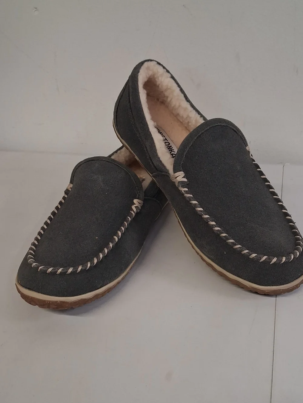 NWT Men's Minnetonka Dark Gray Suede Moccasin Slippers with Sherpa Lining